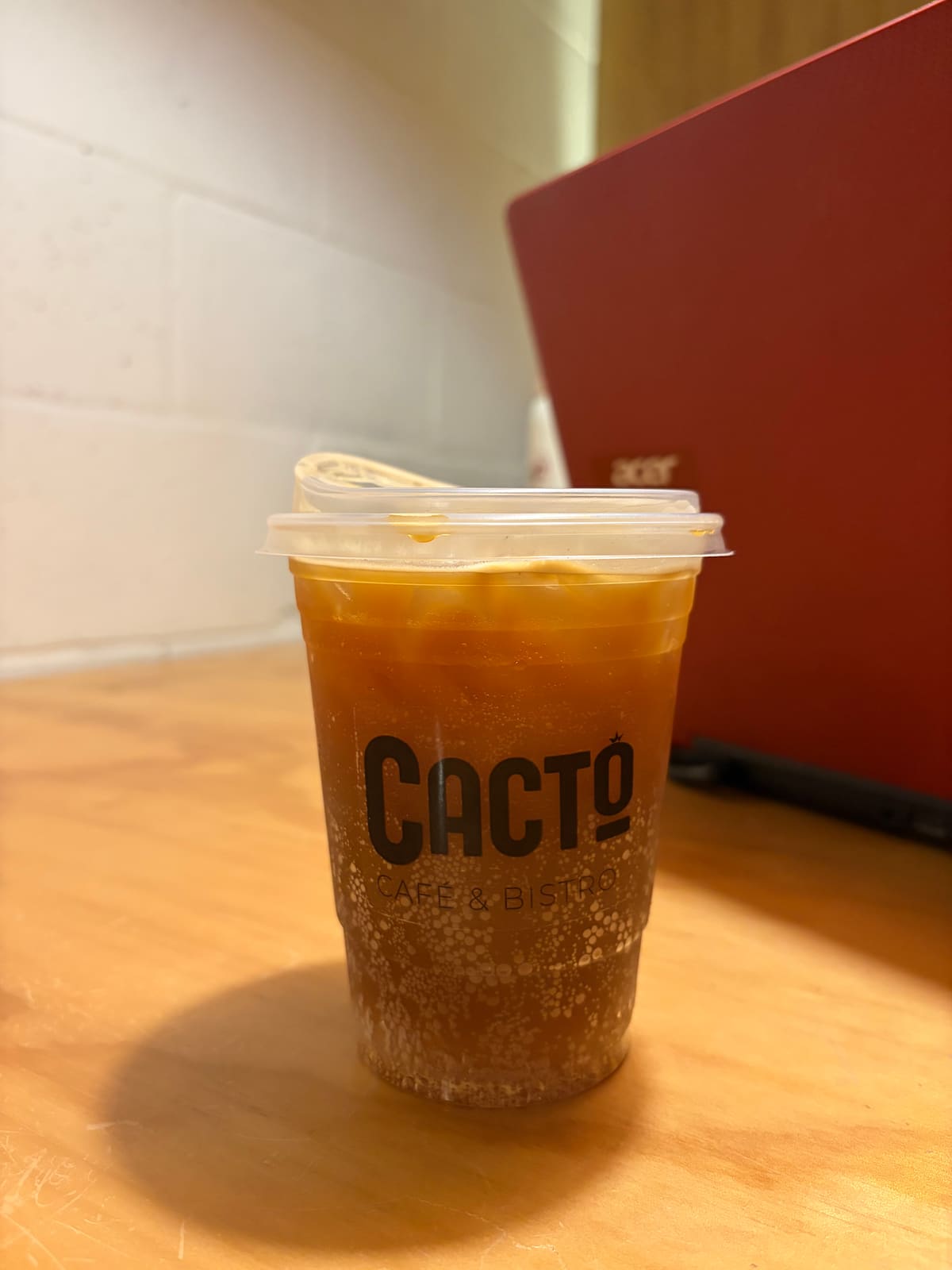 Vaso de café helado de Cacto con el logo